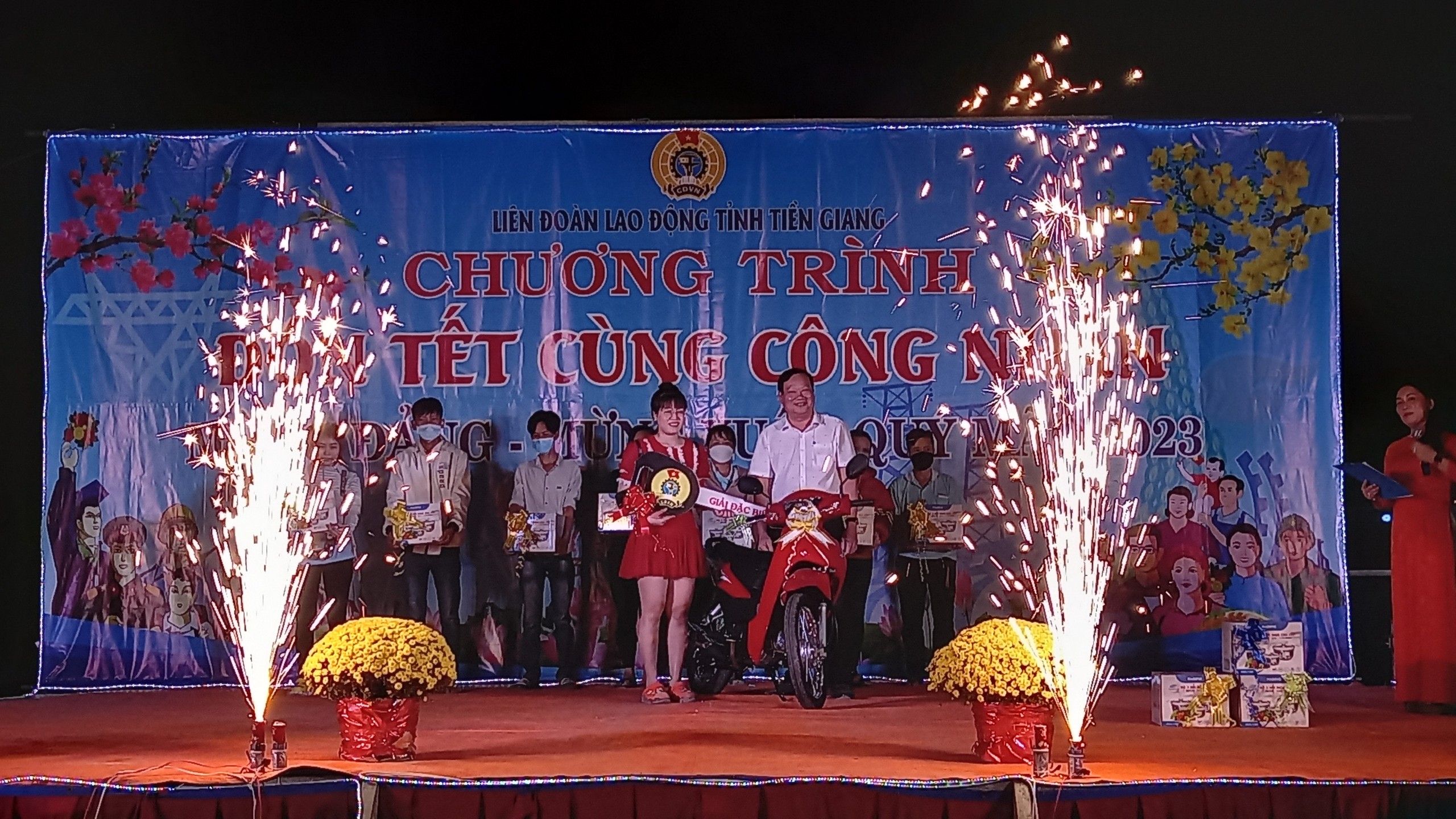 Công nhân may mắn nhận giải Đặc biệt là 1 chiếc xe máy, trong chương trình Quay số trúng thưởng