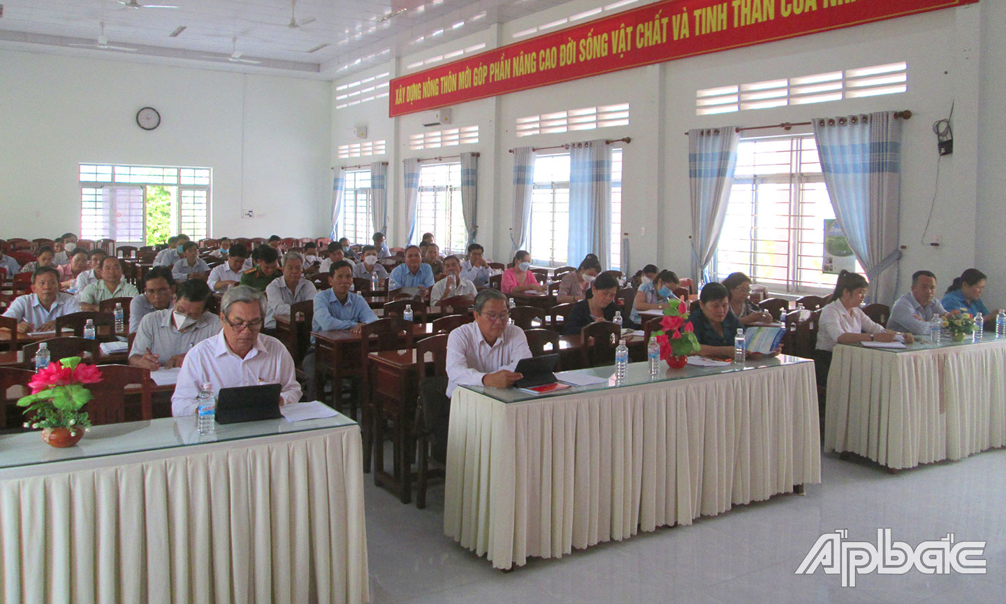 Lãnh đạo Huyện ủy gặp gỡ đảng viên xã Phú Nhuận. 