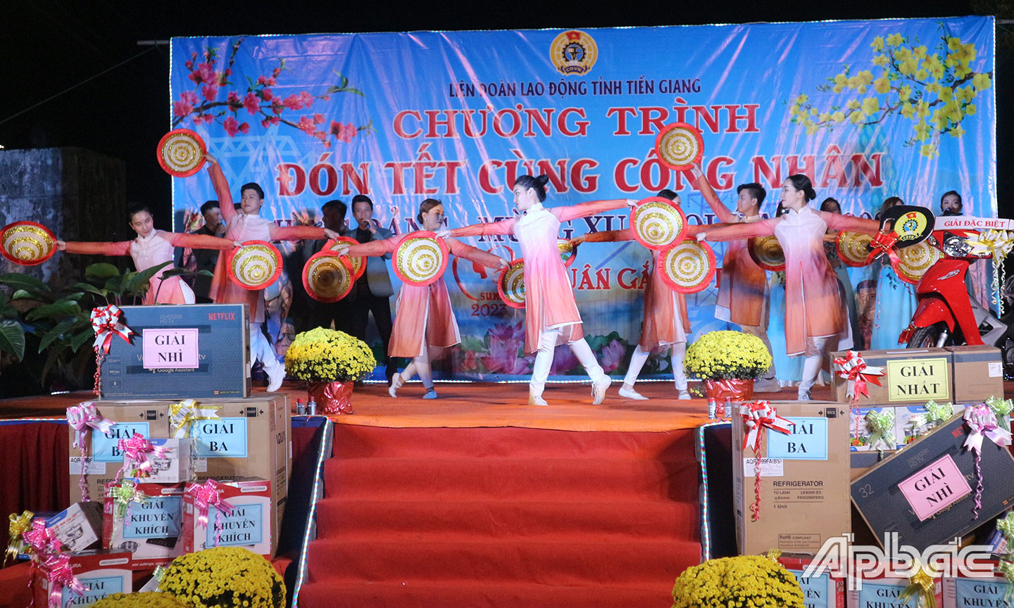 Biểu diễn văn nghệ tại Chương trình “Đón tết cùng công nhân -  Mừng Đảng, mừng Xuân Quý Mão 2023” ở KCN Long Giang.