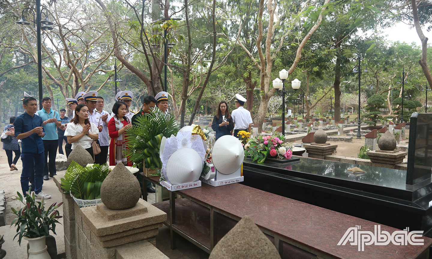 Kính cẩn nghiêng mình trước mộ anh hùng dân tộc Võ Thị Sáu.