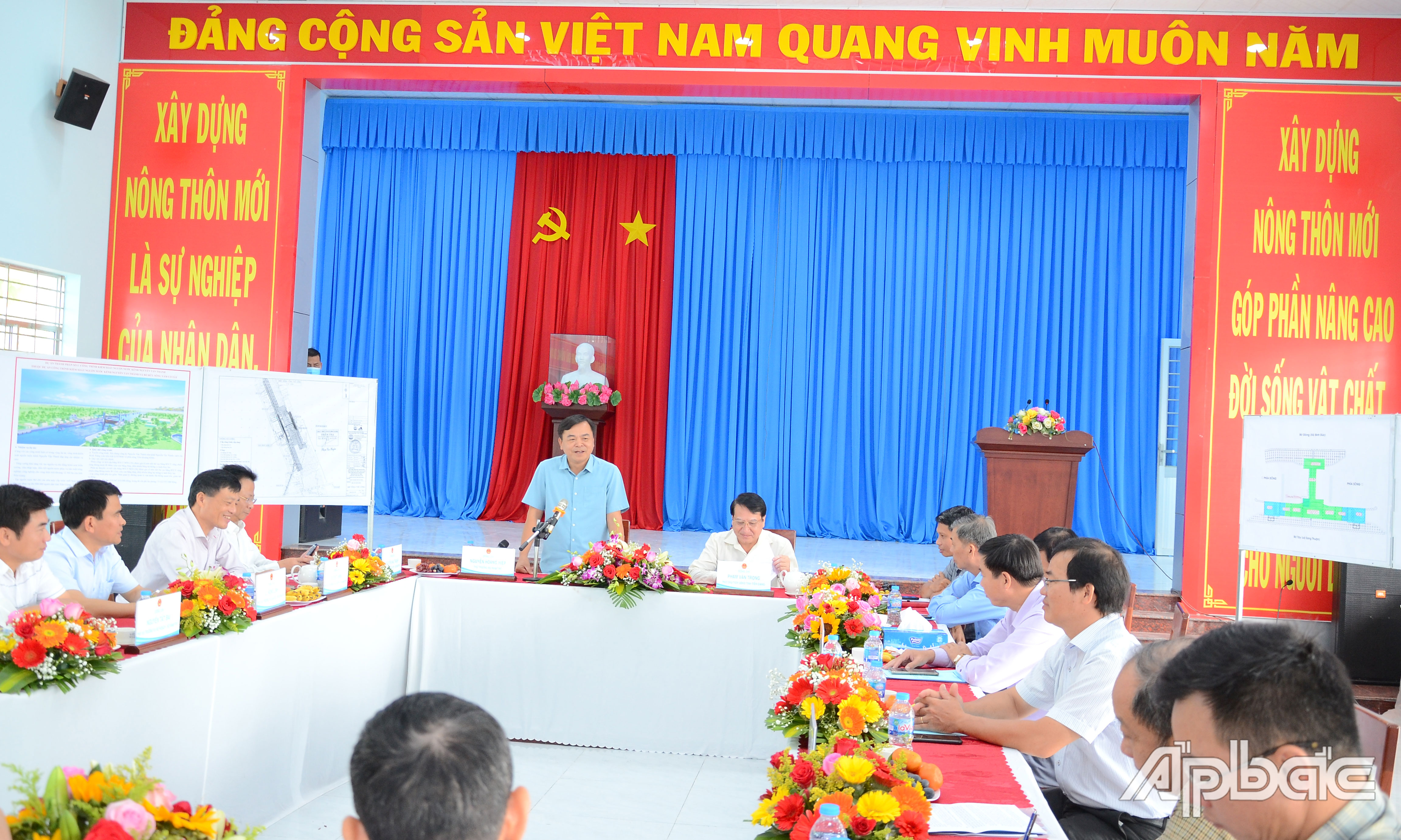 Thứ trưởng Nguyễn Hoàng Hiệp phát biểu tại buổi làm việc.