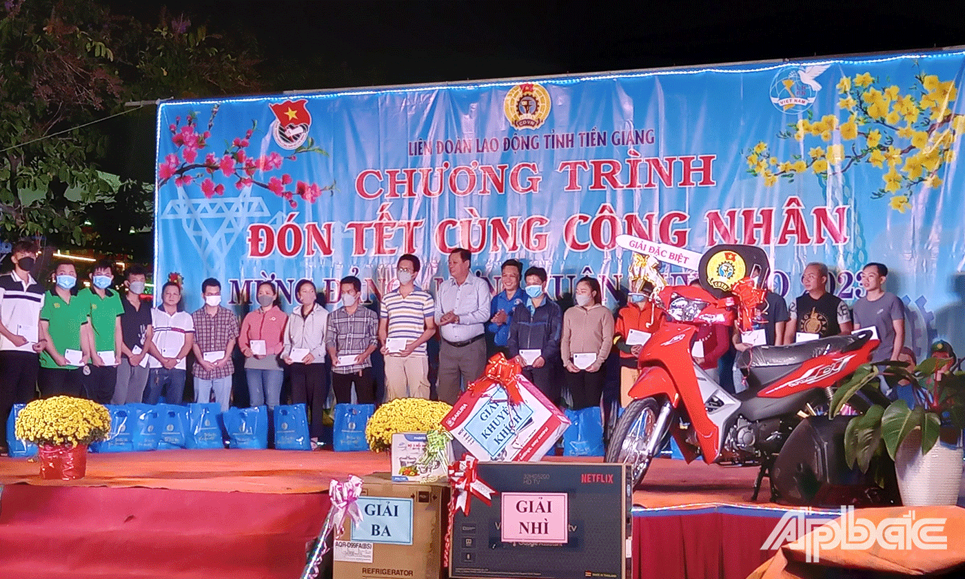 Công nhân có hoàn cảnh khó khăn đang làm việc tại Khu Công nghiệp Mỹ Tho và Cụm Công nghiệp Trung An.