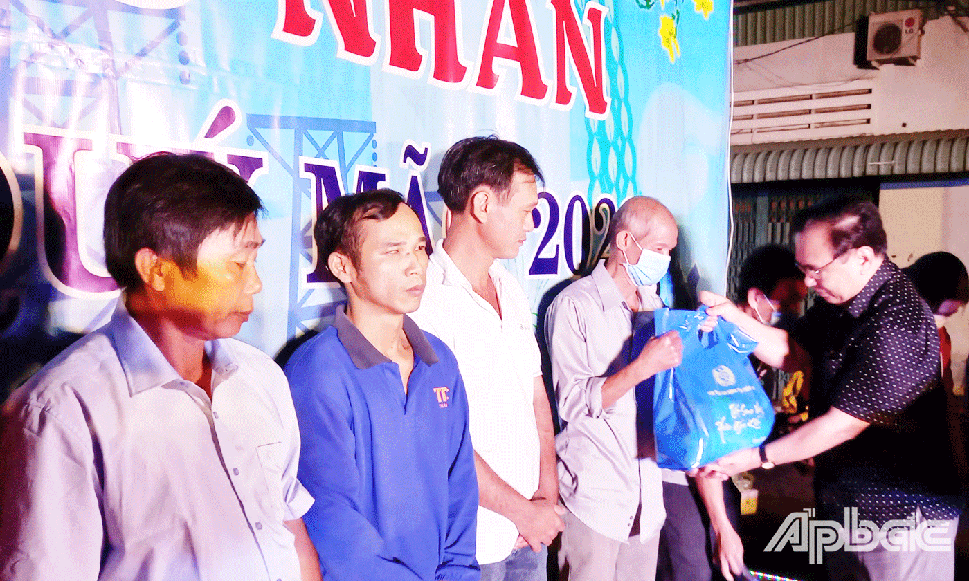 Phó Bí thư Thường trực Tỉnh ủy, Chủ tịch HĐND tỉnh Tiền Giang Võ Văn Bình tặng quà cho công nhân lao động khó khăn