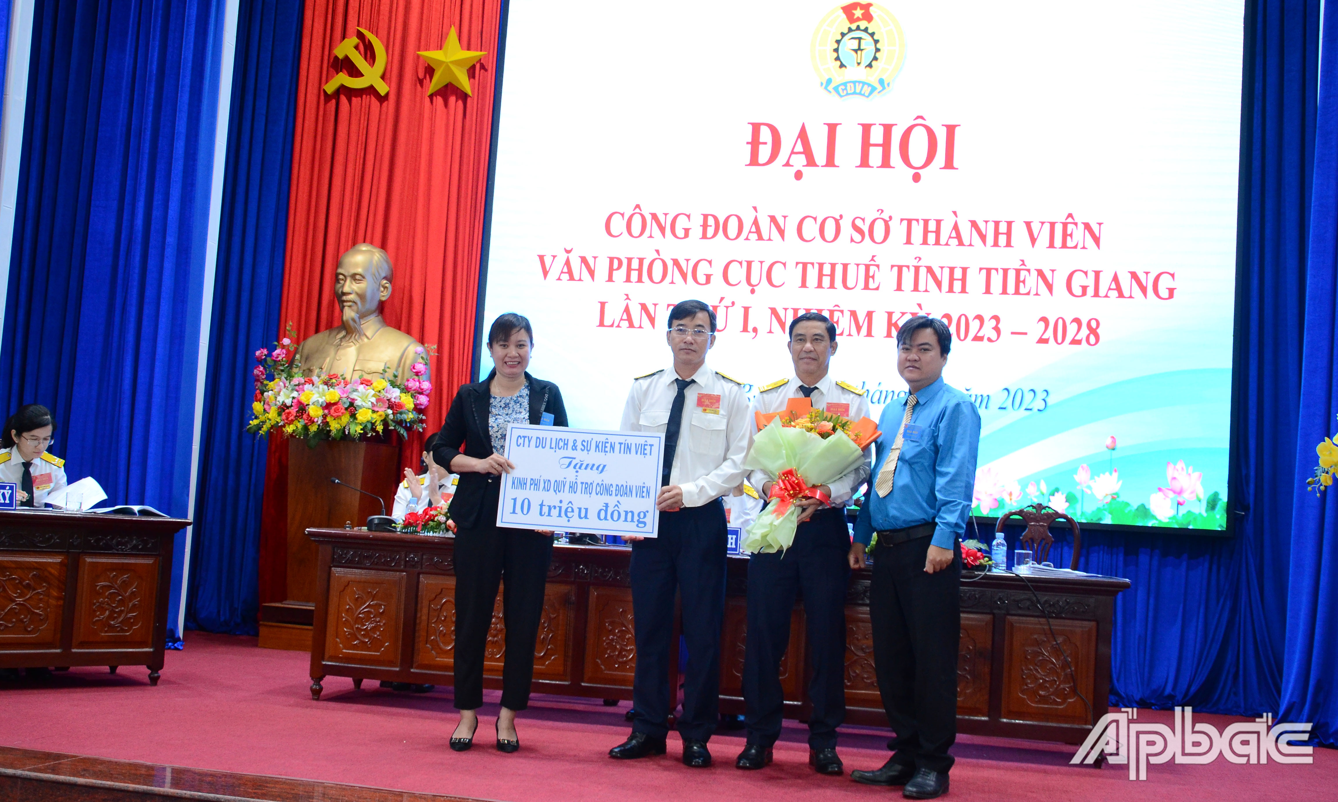 Trao tặng kinh phí xây dựng Quỹ hỗ trợ Công đoàn viên.