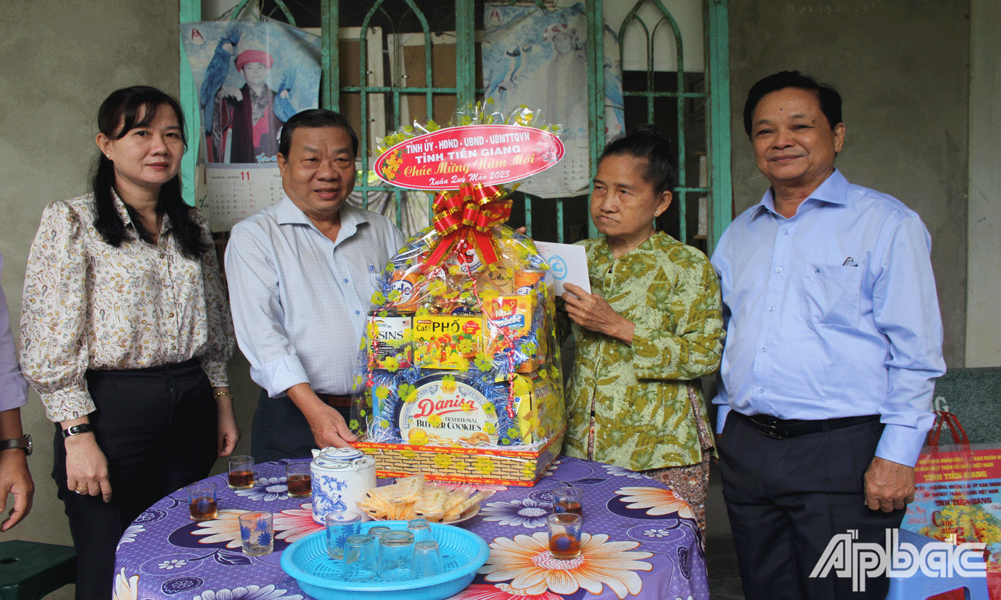 Đồng chí Nguyễn Ngọc Trầm thăm hỏi, tặng quà bà Nguyễn Thị Vàng, ấp Long Trị, xã Bàn Long, bị tù đày. 