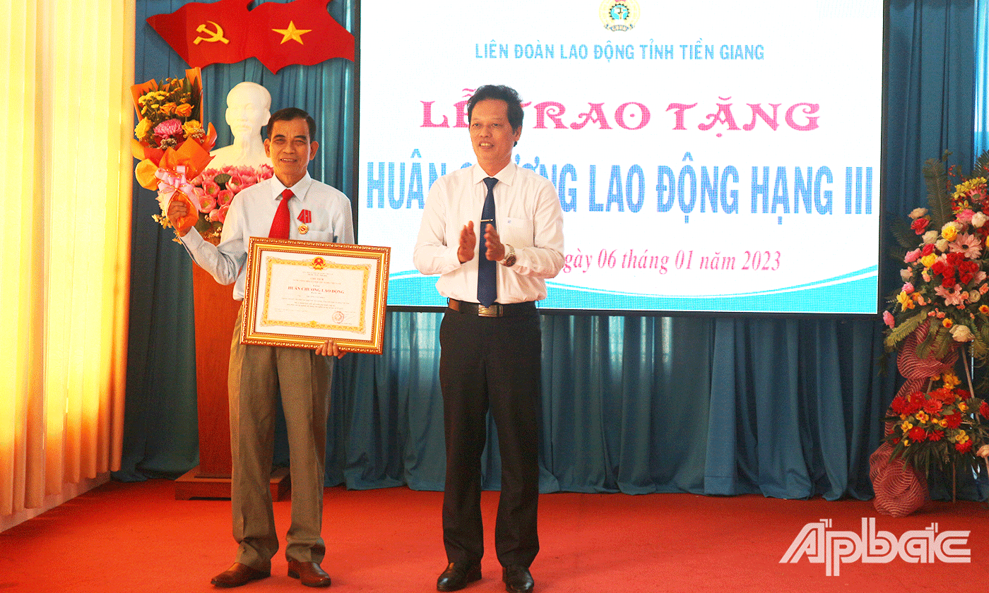 Phó Chủ tịch UBND tỉnh Nguyễn Thành Diệu trao Huân chương lao động Hạng Ba đồng chí Trương văn Hiền – Nguyên Chủ tịch LĐLĐ tỉnh Tiền Giang