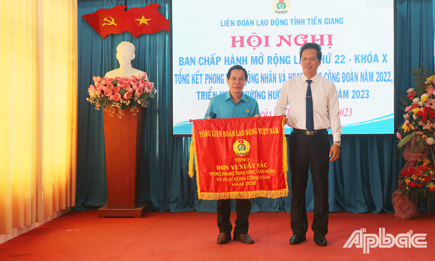 Phó Chủ tịch UBND tỉnh Nguyễn Thành Diệu tặng Cờ thi đua xuất sắc cho LĐLĐ tỉnh Tiền Giang