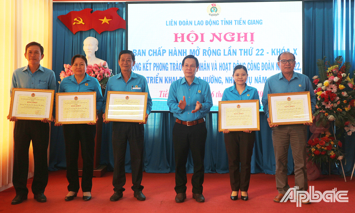 trao Bằng khen cho 10 tập thể 