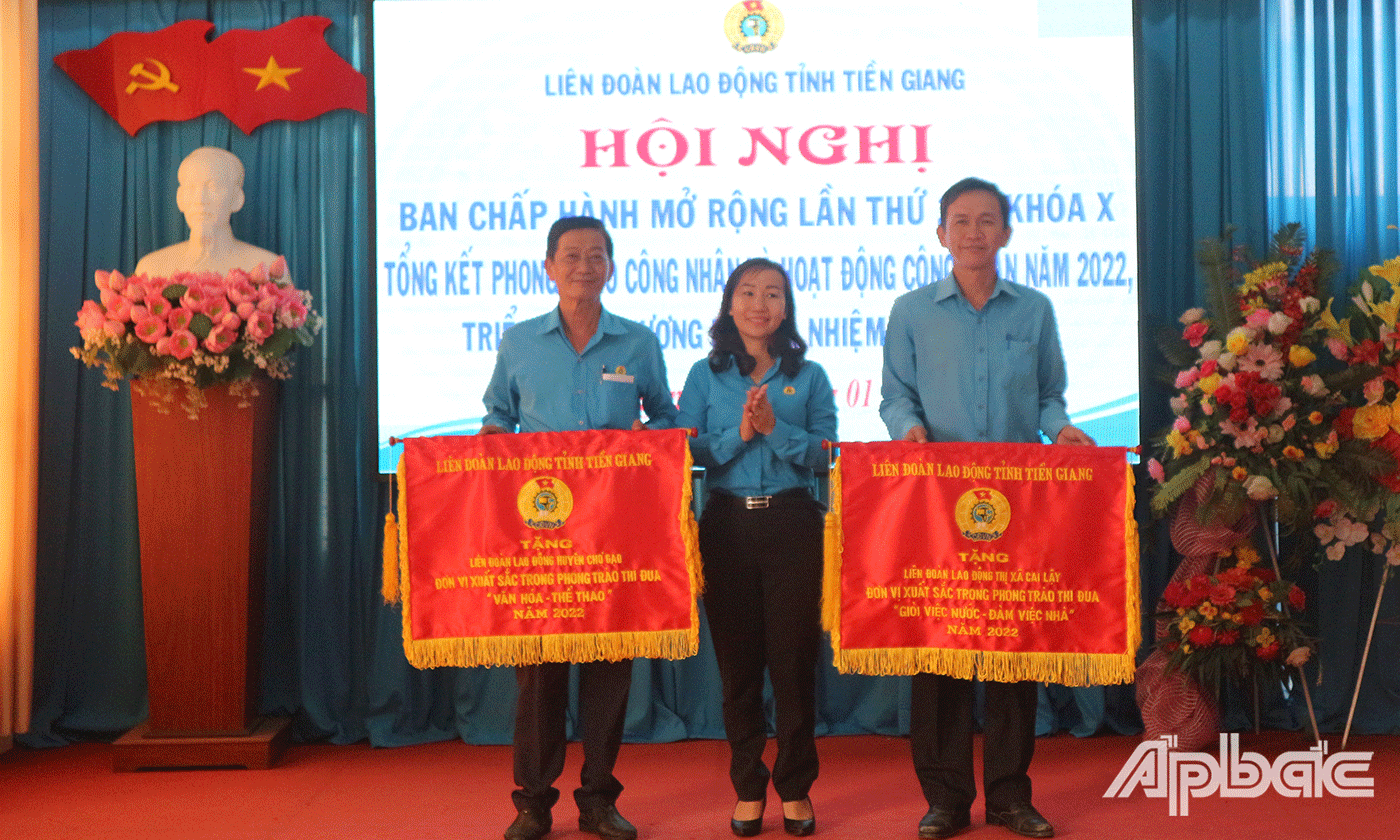 LĐLĐ tỉnh Tiền Giang trao Cờ cho tập thể xuất sắc trong phong trào thi đua năm 2022