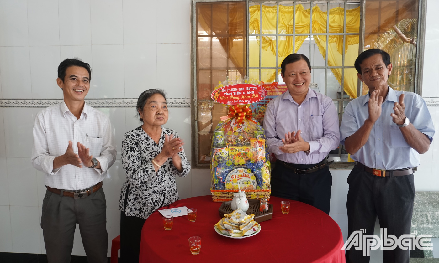 Đồng chí Phan Phùng Phú thăm hỏi, chúc tết Vợ liệt sĩ Đặng Thị Luông (Ấp Mỹ Lược, xã Thiện Trung)