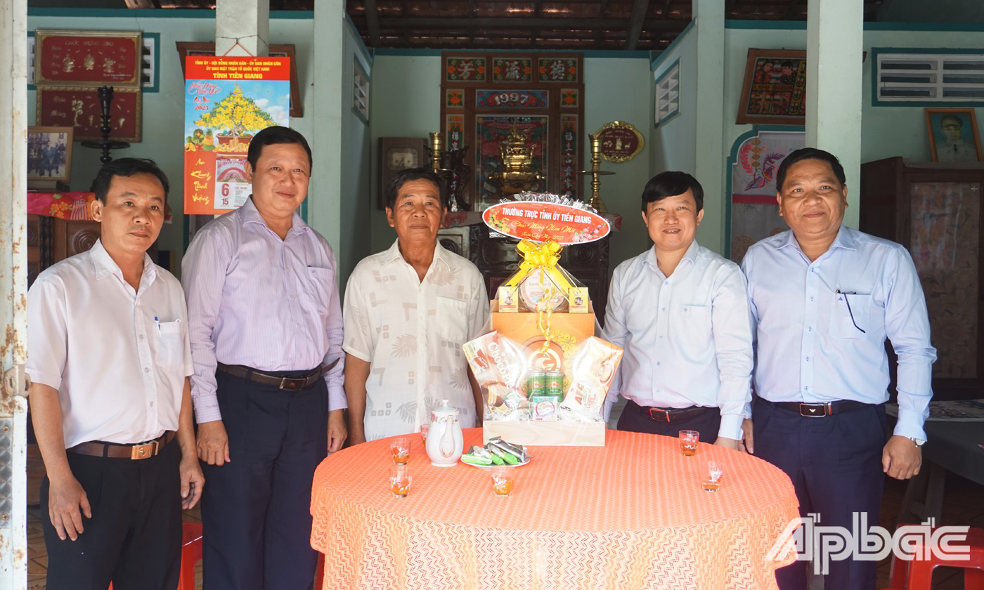 Đoàn đến thăm và tặng quà cho gia đình đồng chí Lê Văn Phẩm (Nguyên Ủy viên Ban Chấp hành Trung ương Đảng, Nguyên Bí thư Tỉnh ủy)