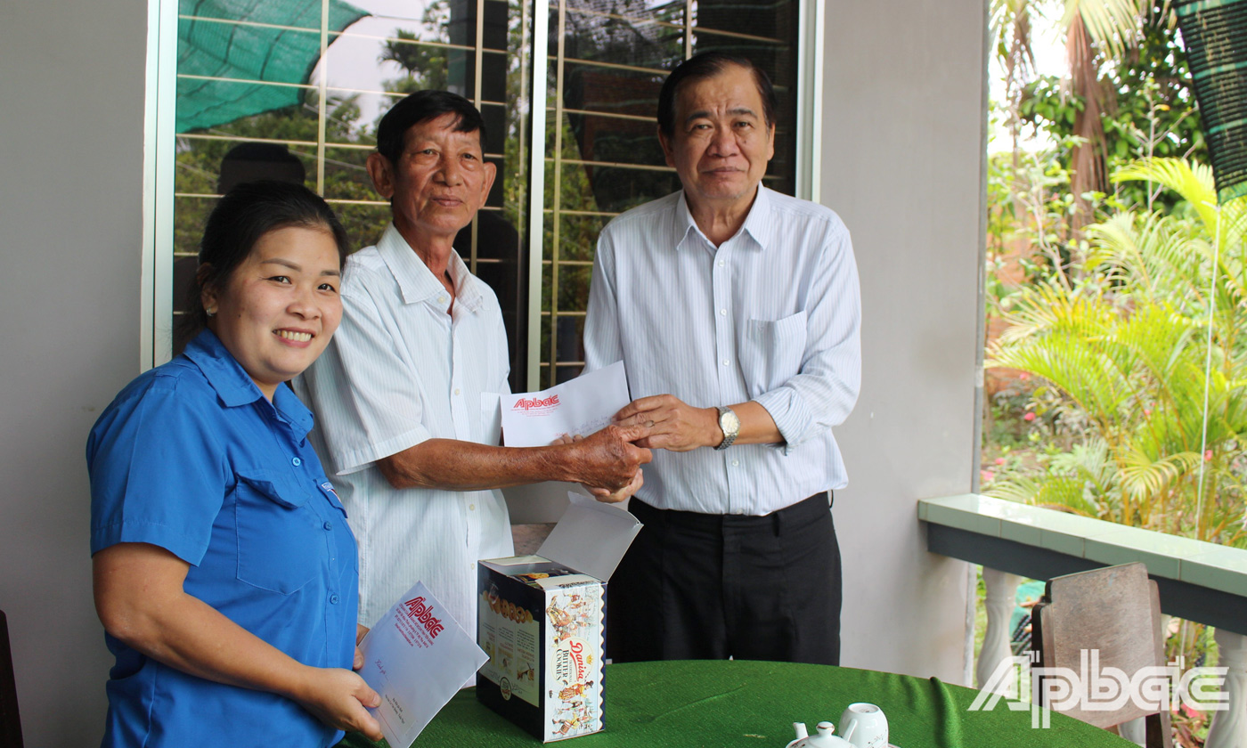 Đồng chí Nguyễn Minh Tân đến thăm hỏi và tặng quà cho gia đình nhà báo liệt sĩ Tuấn Ngọc 