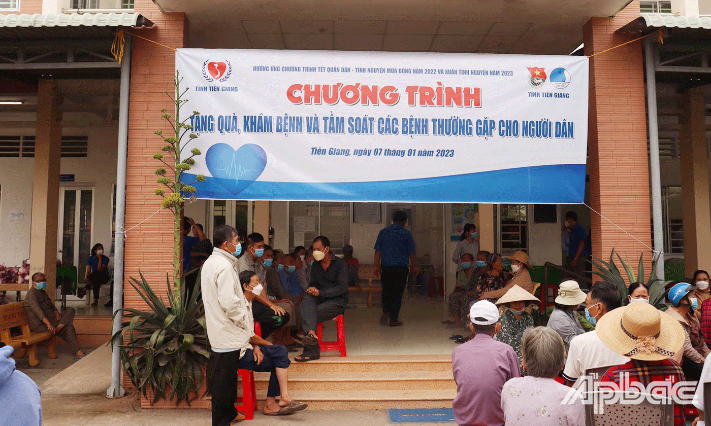 Chương trình tặng quà, khám bệnh và tầm soát các bệnh thường gặp cho người dân.
