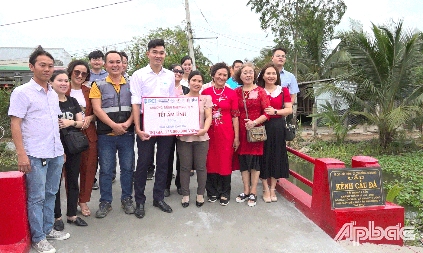 Công ty cổ phần Tập đoàn PC1 đã tổ chức bàn giao đưa vào sử dụng cầu giao thông nông thôn bắt qua kênh Cầu Đá tại ấp Chợ, xã Tân Thành