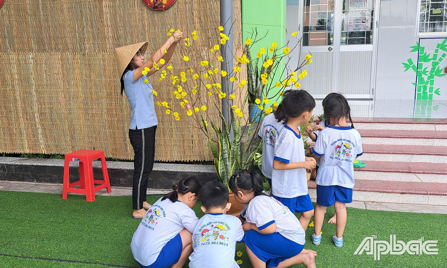Trang trí không gian tết tại Trường Mầm non Song Thuận, huyện Châu Thành. 