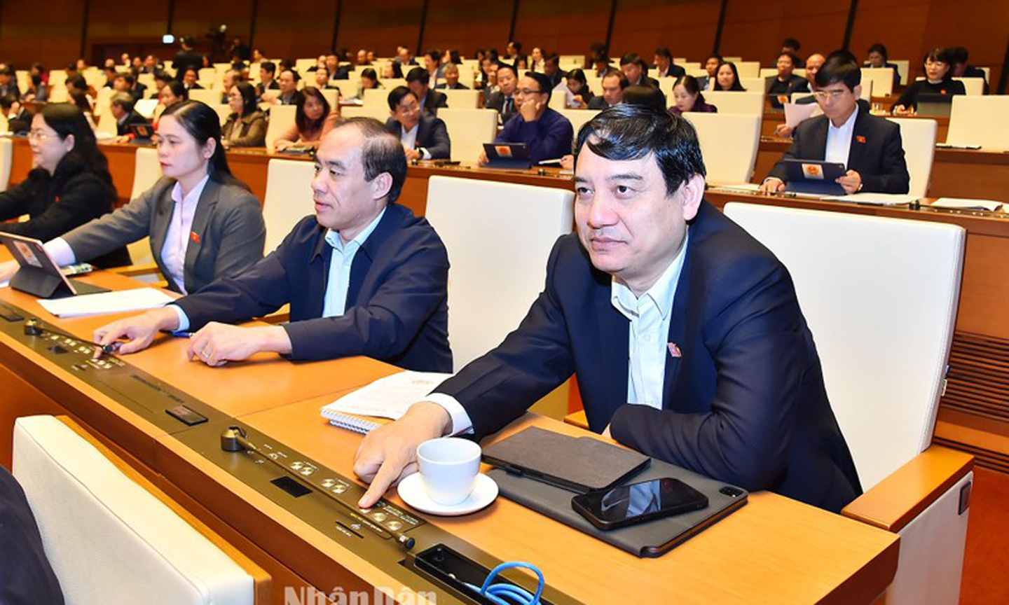 Các đại biểu Quốc hội bấm nút biểu quyết thông qua Nghị quyết về việc tiếp tục thực hiện một số chính sách trong phòng, chống dịch Covid-19 và cho phép tiếp tục sử dụng giấy đăng ký lưu hành thuốc, nguyên liệu làm thuốc hết thời hạn hiệu lực từ ngày 1/1/2023 mà chưa kịp gia hạn theo quy định của Luật Dược. (Ảnh: THỦY NGUYÊN)