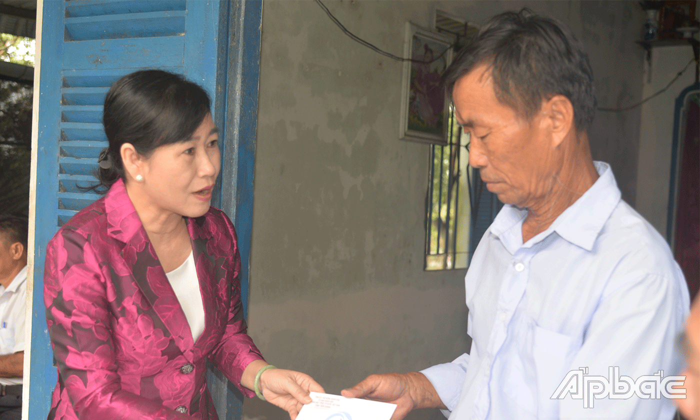 Đồng chí Châu Thị Mỹ Phương thăm hỏi, tặng quà cho thương binh Cao Văn Sáu.