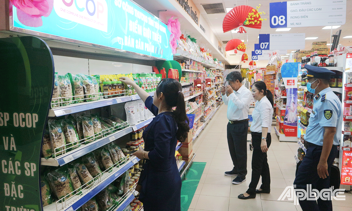 Đoàn kiểm tra tại siêu thị Co.opmart Mỹ Tho