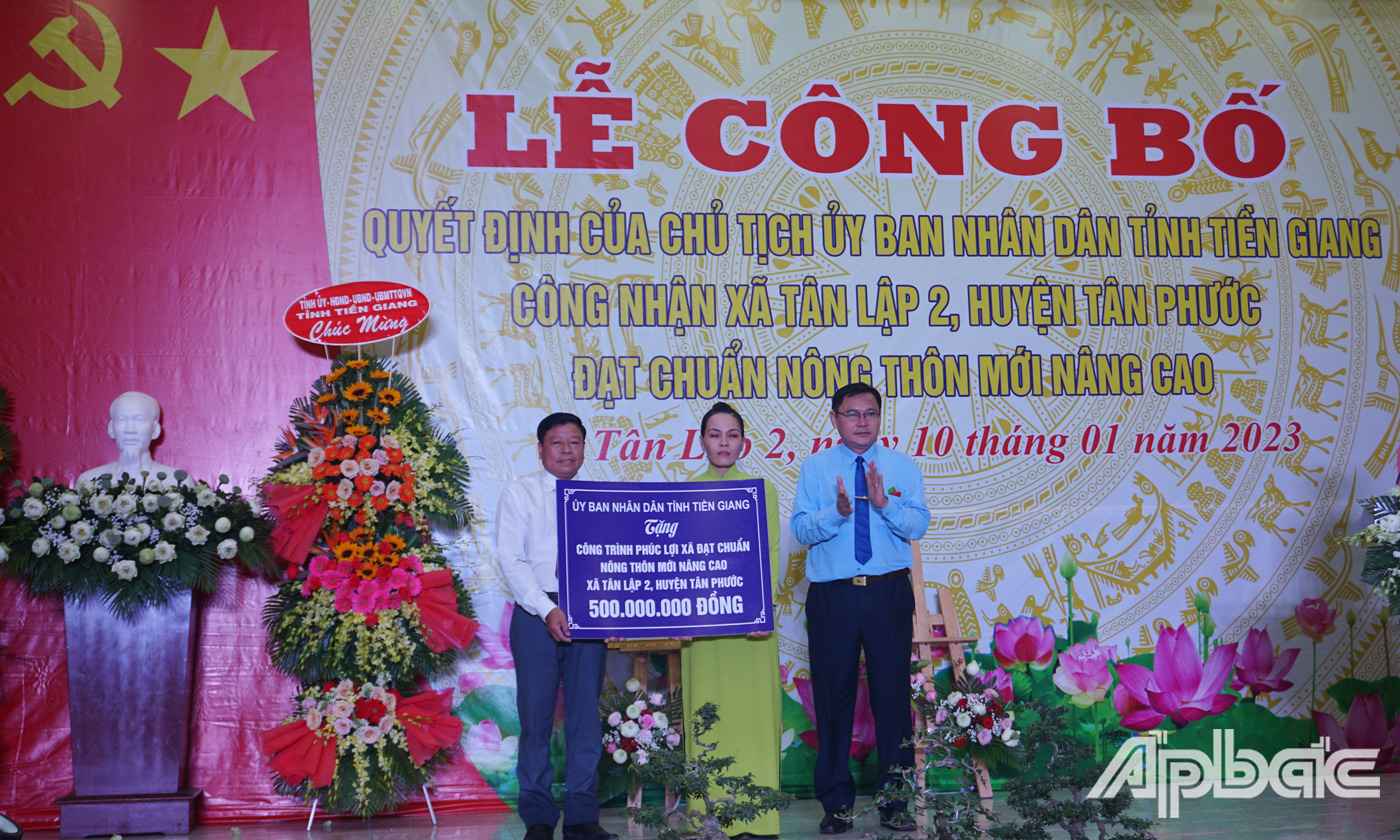 Đồng chí Đỗ Tấn Hùng trao Bảng tượng trưng tặng công trình phúc lợi trị giá 500 triệu 