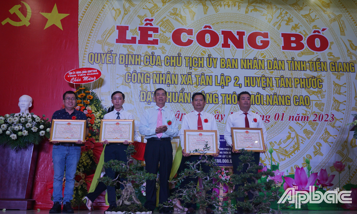 Đồng chí Nguyễn Văn Mẫn trao Bằng khen của UBND tỉnh tặng các cá nhân có thành tích trong phong trào xây dựng NTM nâng cao xã Tân Lập 2 