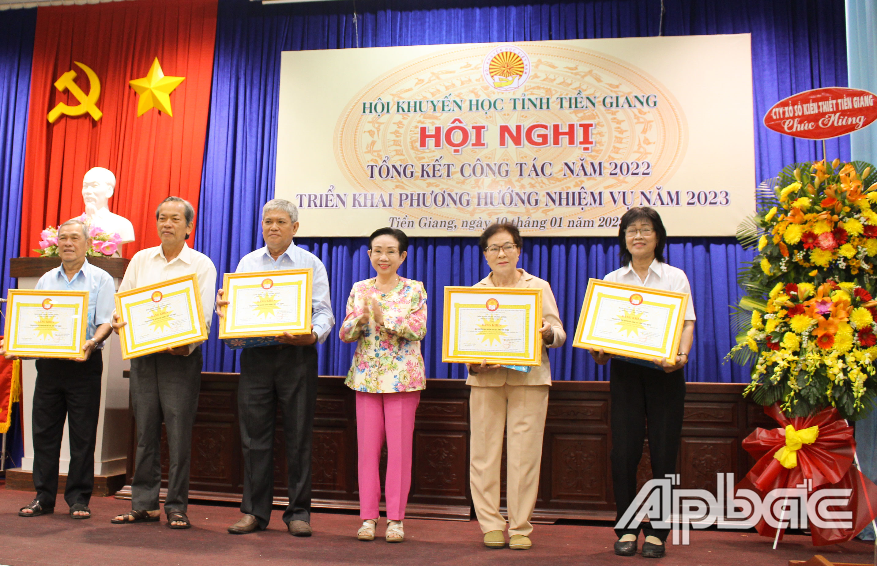 Phó Giáo sư - Tiến sĩ, Nhà giáo Ưu tú Trương Thị Hiền, Phó Chủ tịch Hội Khuyến học Việt Nam trao tặng Bằng khen cho các cá nhân, tập thể đạt thành tích xuất sắc trong năm vừa qua 