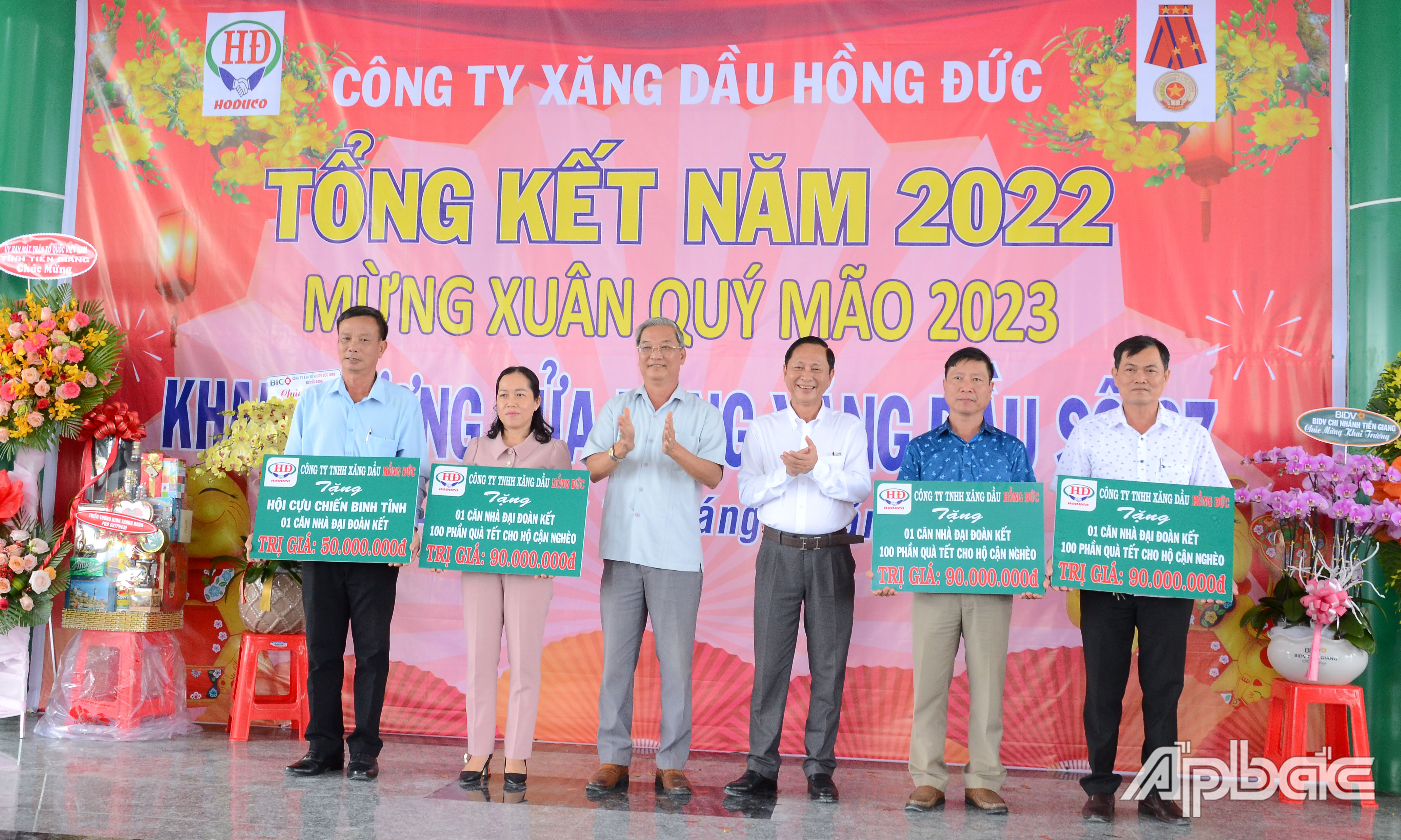 Công ty Xăng dầu Hồng Đức hỗ trợ nhà đại đoàn kết và quà tết để các địa phương tặng cho các hộ trên địa bàn tỉnh.