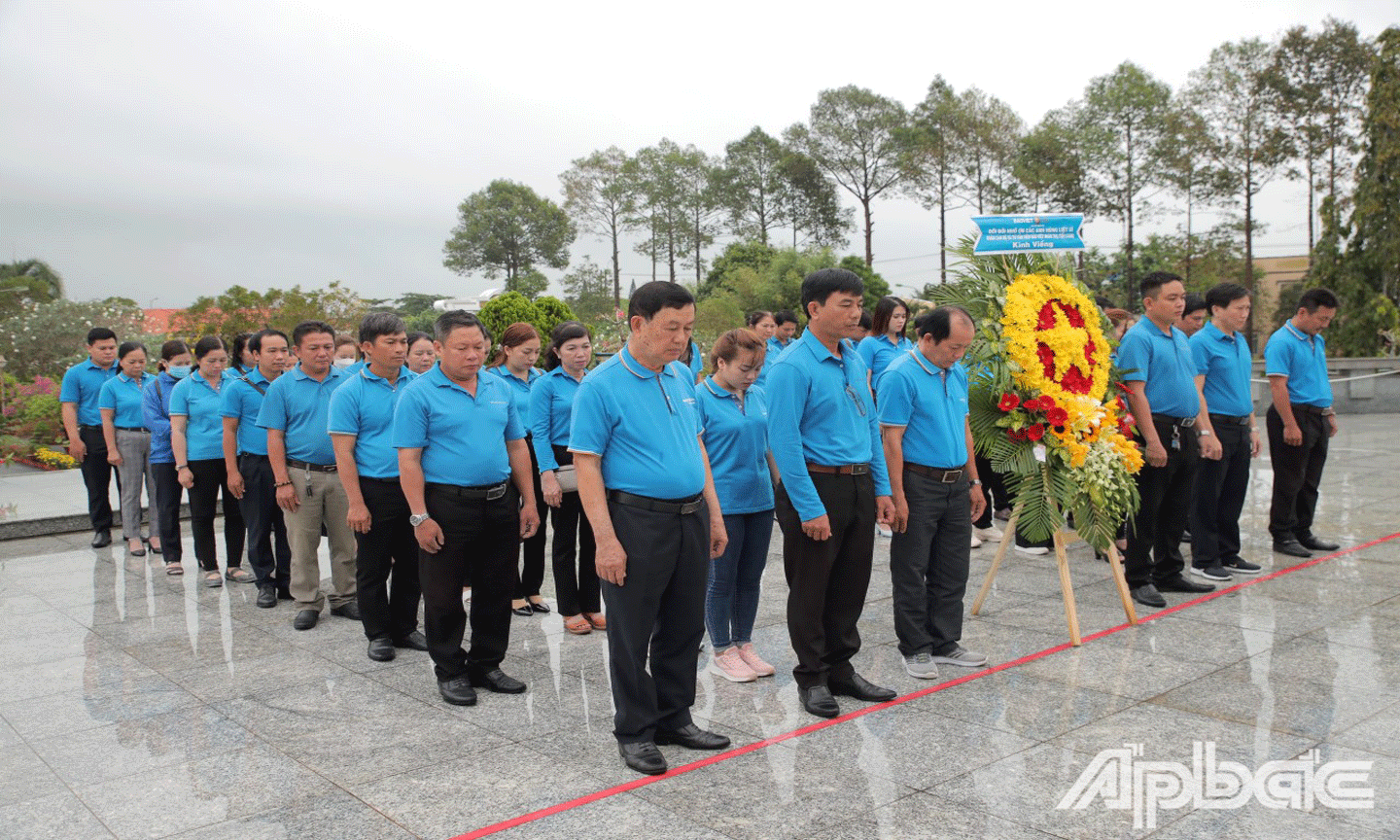 Công ty Bảo Việt Nhân Thọ Tiền Giang viếng nghĩa trang liệt sĩ tỉnh Tiền Giang. 