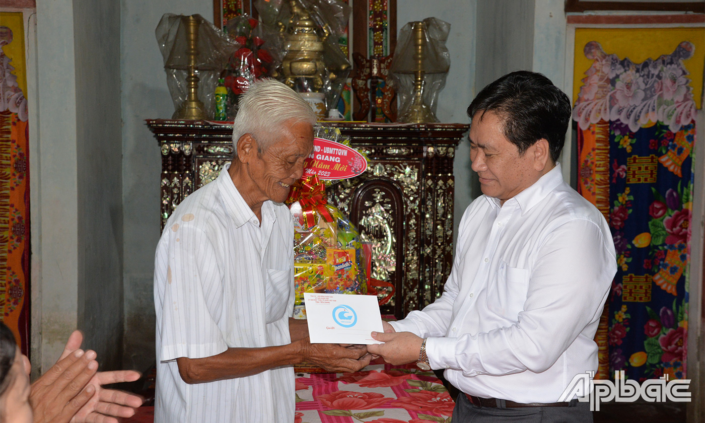 Đồng chí Trần Văn Dũng tặng quà tết cho Thương binh Võ Văn Vui, ấp Mỹ Đa, xã Mỹ Hạnh Trung TX Cai Lậy