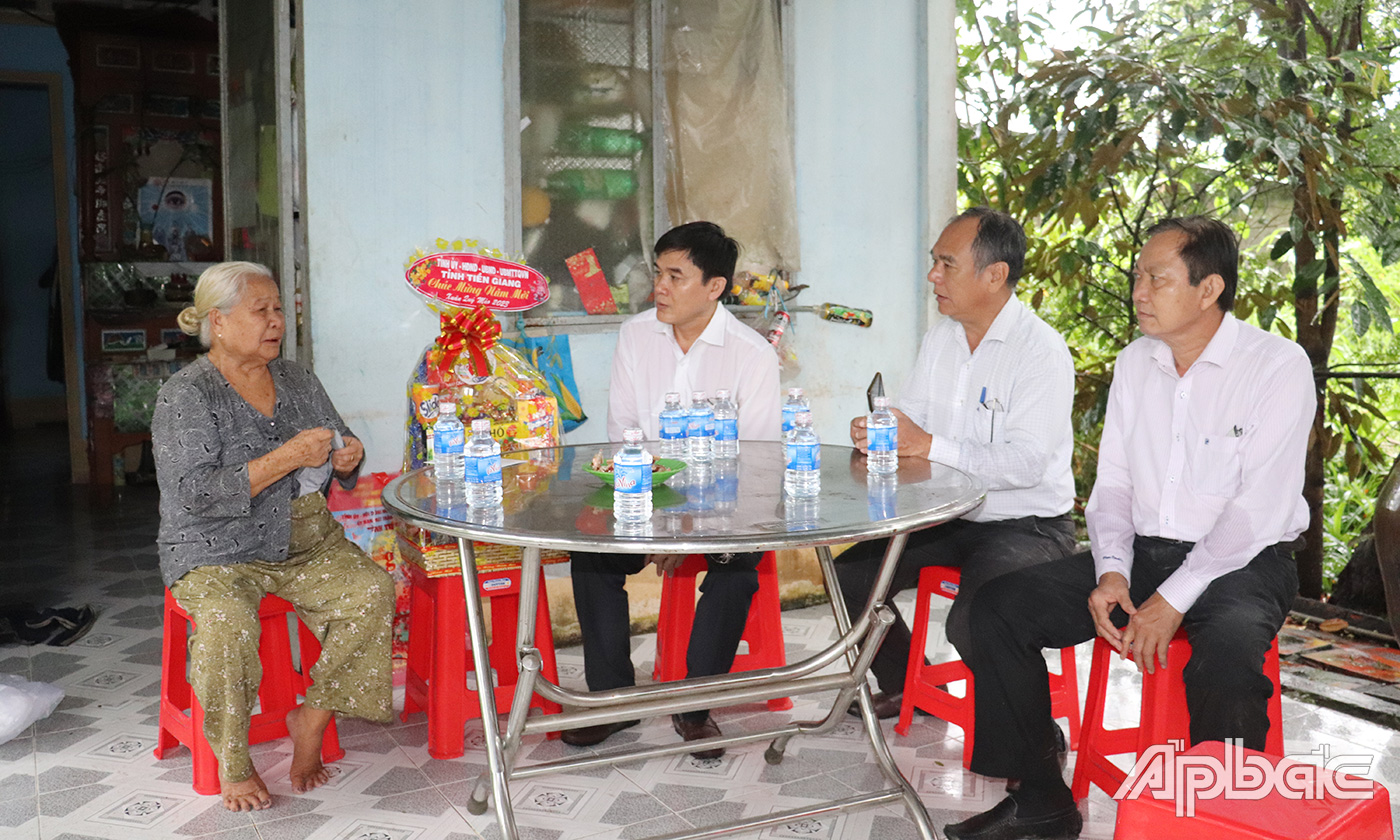 Đoàn đến thăm, tặng quà Vợ liệt lĩ Trần Thị Sáu (ấp 3, xã Phú Cường).