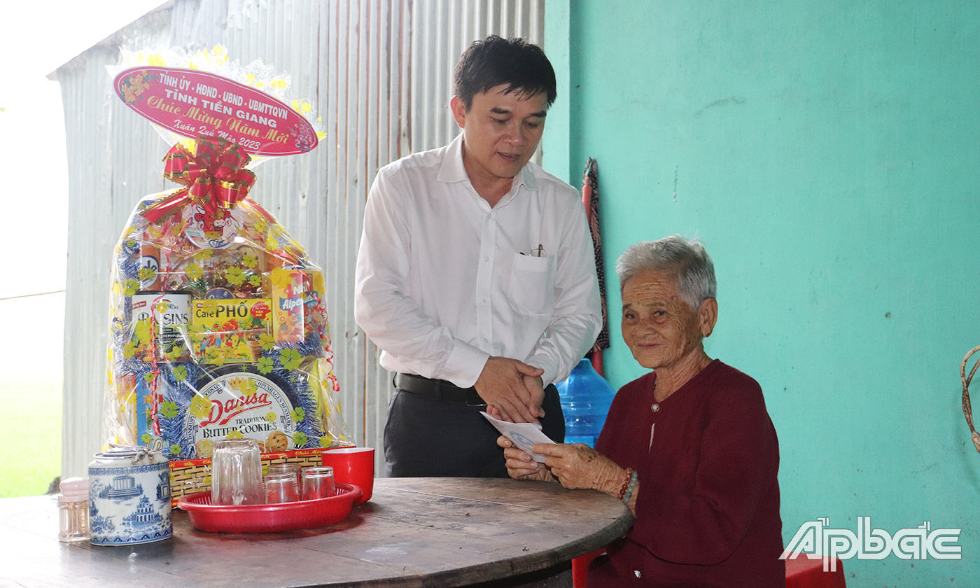 Đồng chí Nguyễn Văn Mười thăm, tặng quà Mẹ liệt sĩ Trần Thị Ba (ấp 5A, xã Phú Cường).