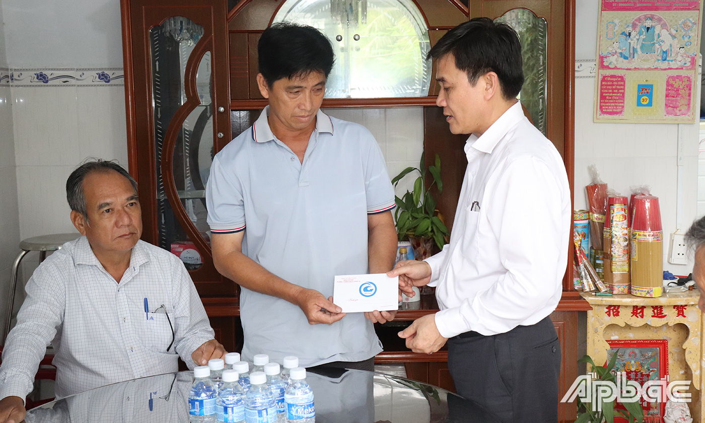 Đoàn đến thăm 2 hộ có thân nhân tử vong do COvid-19 có hoàn cảnh khó khăn tại xã Long Trung, huyện Cai Lậy.