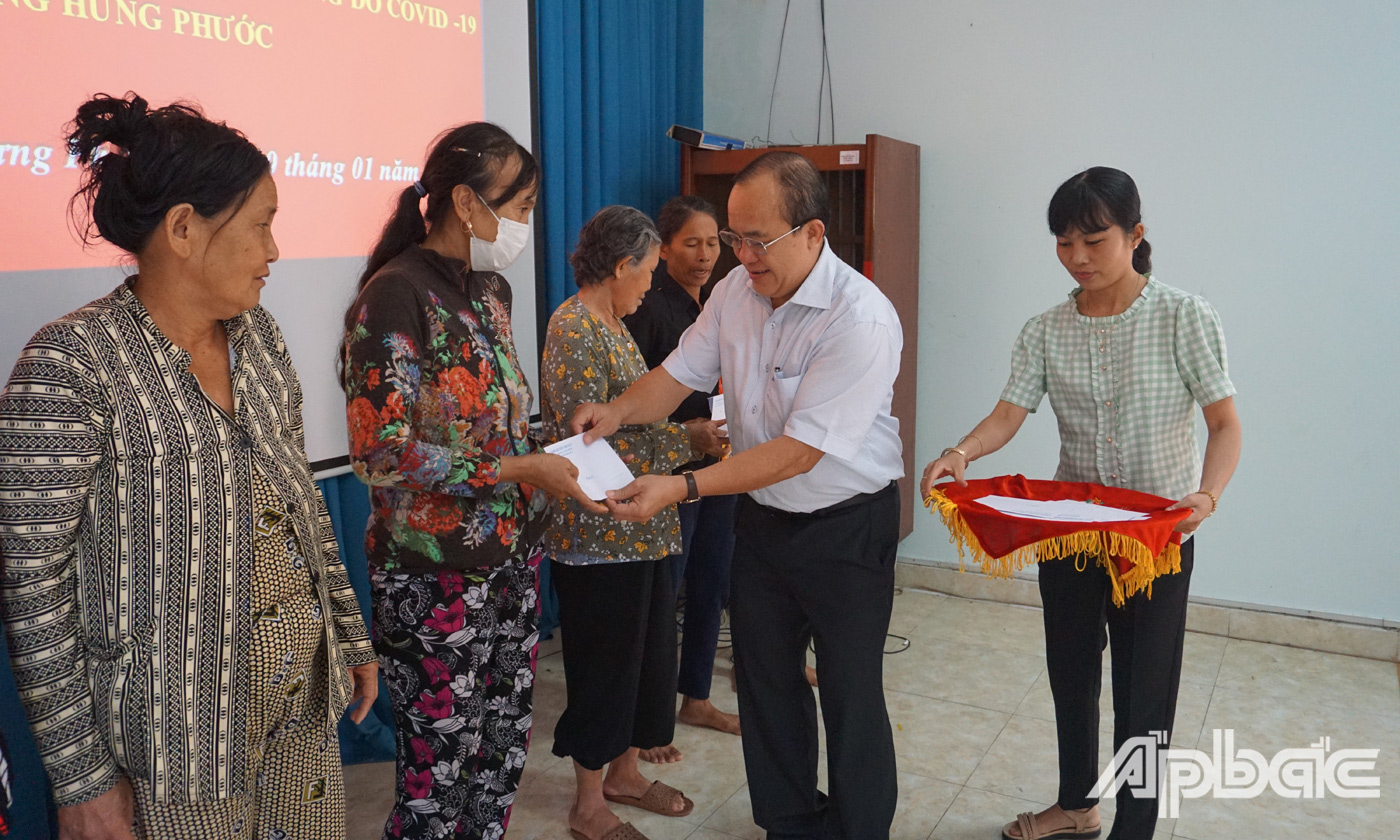 Đồng chí Nguyễn Chí Trung trao quà cho hộ nghèo tại xã Đăng Hưng Phước, huyện Chợ Gạo
