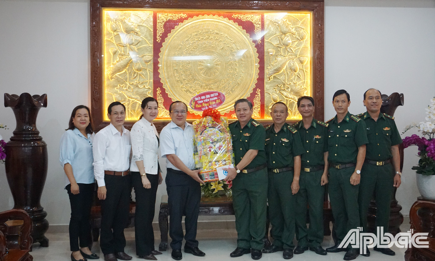 Đoàn đến thăm hỏi, chúc tết và tặng quà Bộ chỉ huy Bộ Đội Biên phòng tỉnh Tiền Giang 