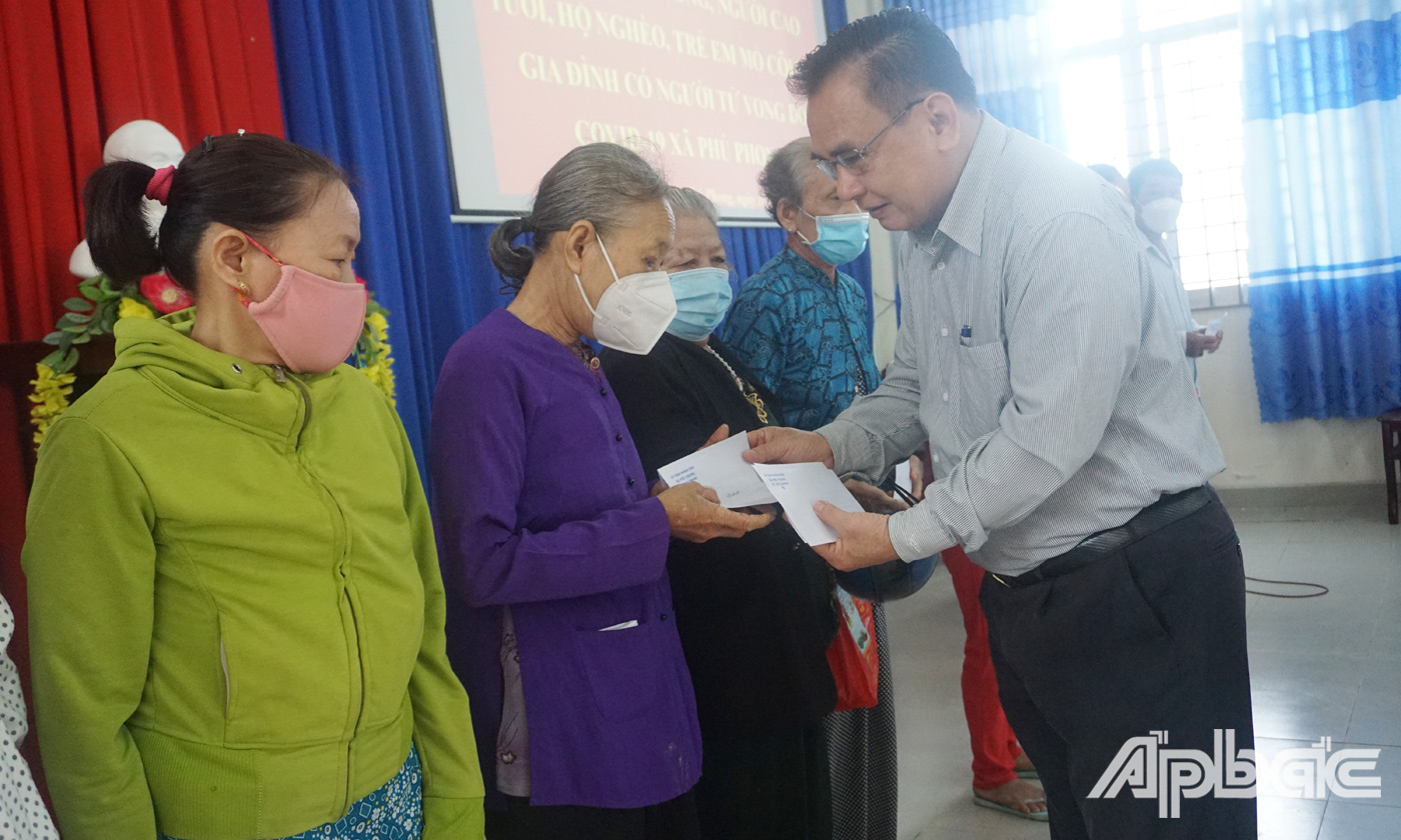 Đồng chí Võ Văn Bình tặng quà tết hộ nghèo xã Phú Phong
