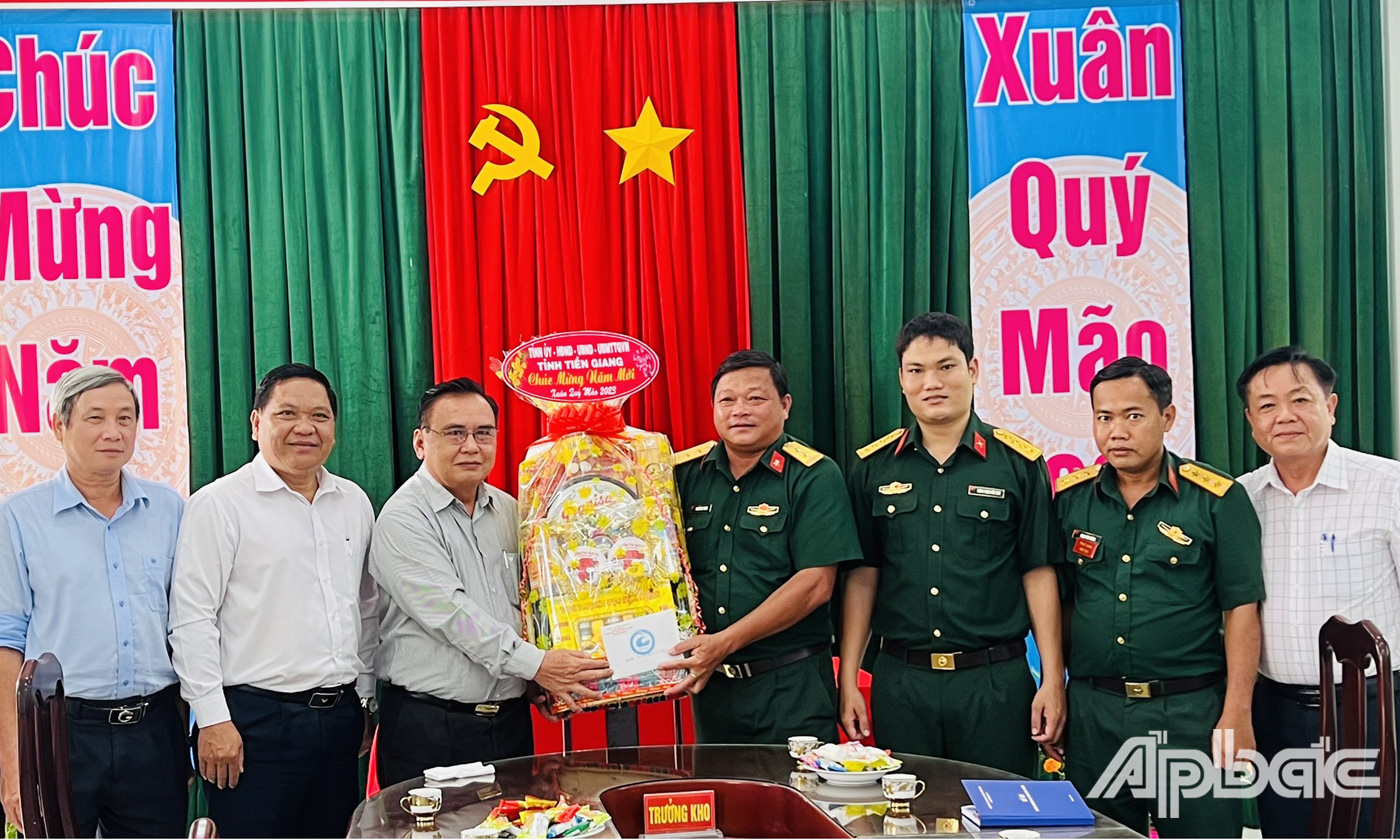 Đồng chí Võ Văn Bình thăm, chúc tết Trung đoàn 924 và Kho K1 Ban Chỉ huy Quân sự tỉnh