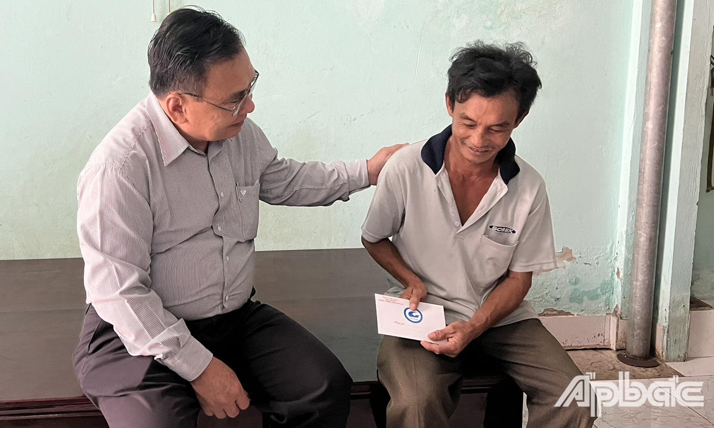 Đồng chí Võ Văn Bình thăm, tặng quà cho các hộ gia đình có người tử vong do Covid-19 tại Thành phố Mỹ Tho