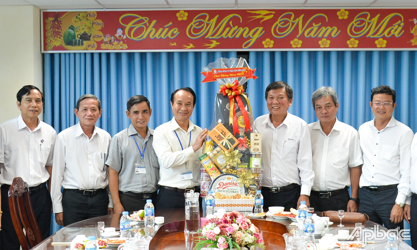 Trước đó, đoàn đã đến thăm và chúc tết Sở Công thương Tiền Giang.