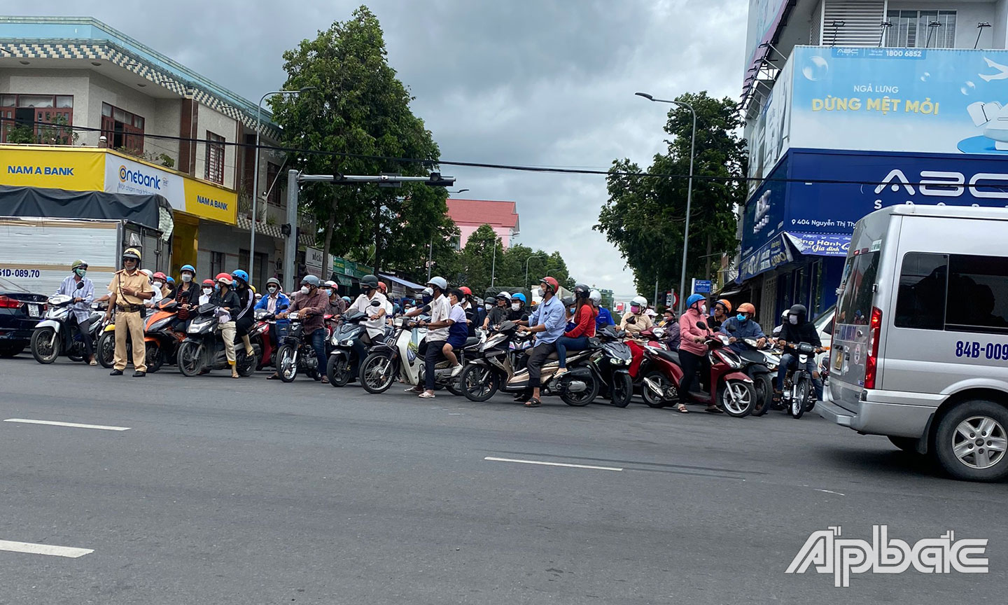 Các phương tiện di chuyển chậm trên quốc lộ 60.