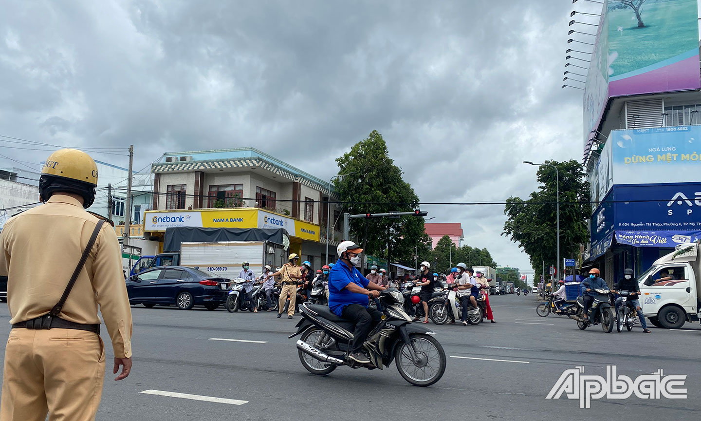 Lực lượng CSGT có mặt điều tiết phân luồng.