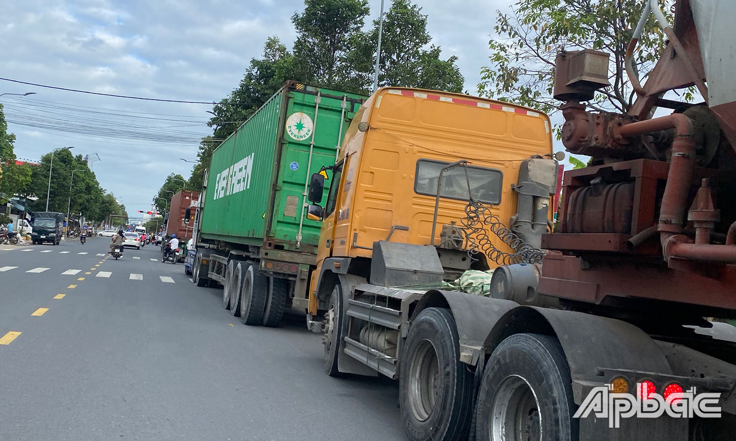 Container xếp hàng kéo dài chờ qua cầu Rạch Miễu