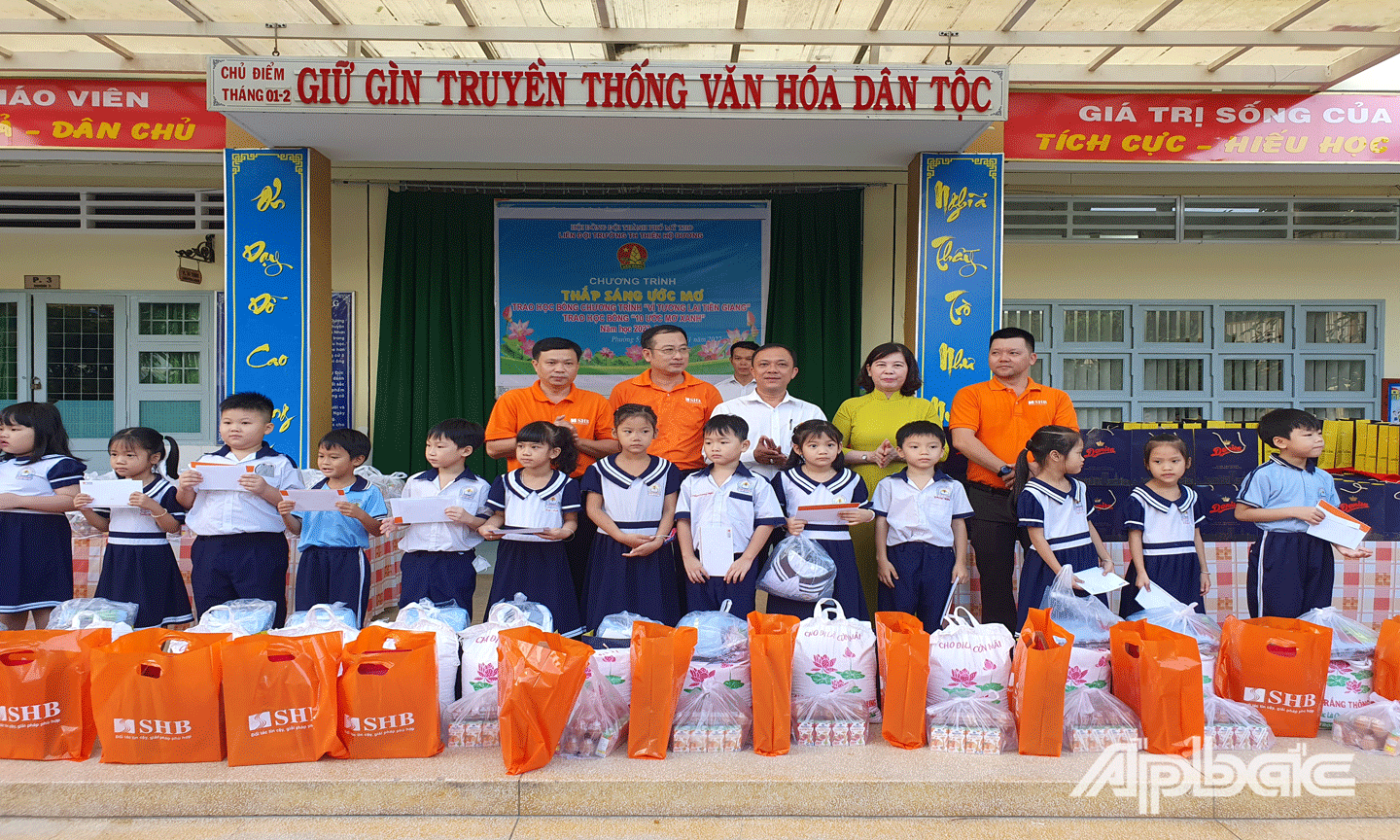 Ban tổ chức trao quà cho học sinh có hoàn cảnh khó khăn. 