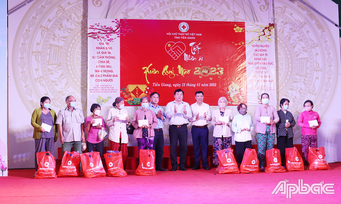 Trao tặng quà cho các hộ nghèo, hộ có hoàn cảnh khó khăn trên địa bàn TP. Mỹ Tho.