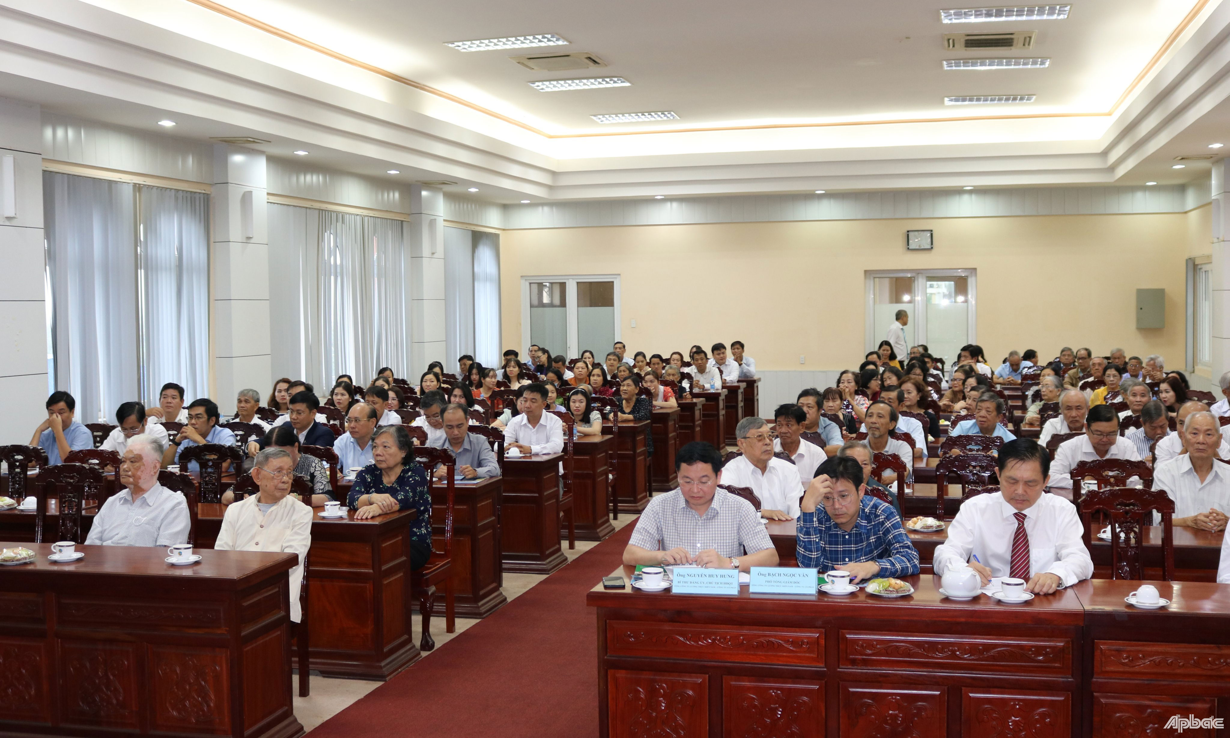 Đại biểu tham dự hội nghị.
