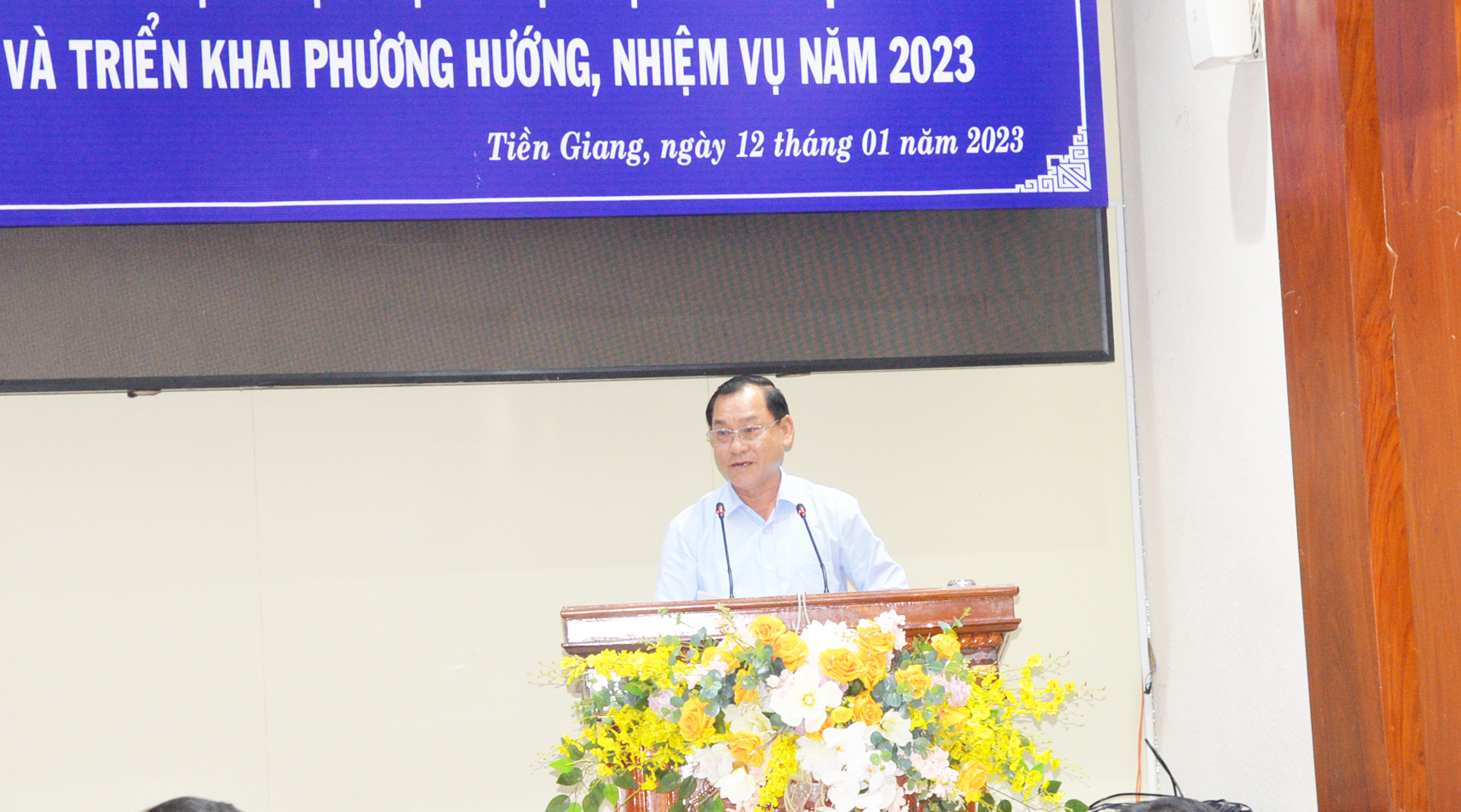 Đồng chí Nguyễn Văn Vĩnh báo cáo về việc thực hiện các chỉ tiêu nghị quyết của UBND tỉnh.