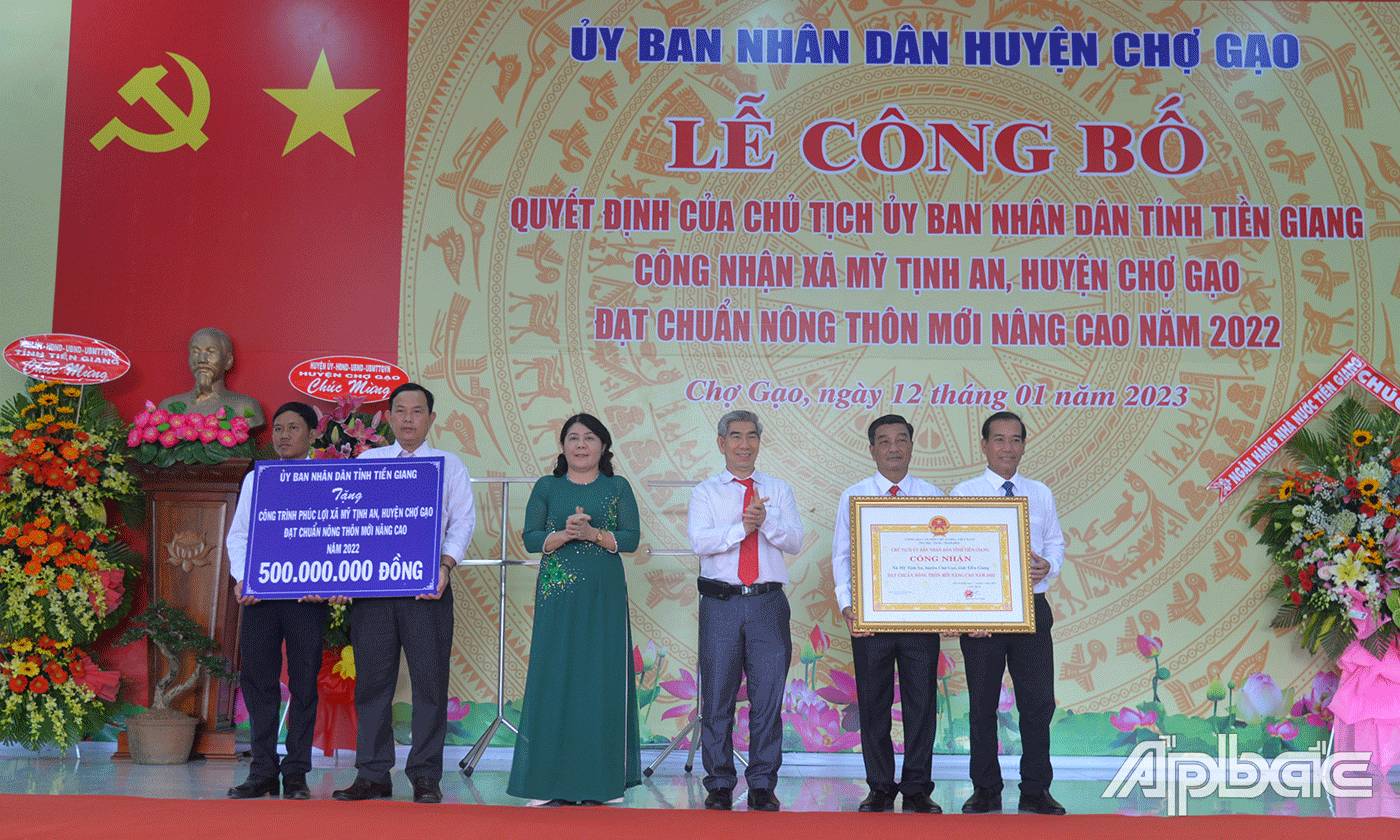 Trao bảng công nhận xã Mỹ Tịnh An đạt chuẩn NTM nâng cao và công trình phúc lợi cho xã.