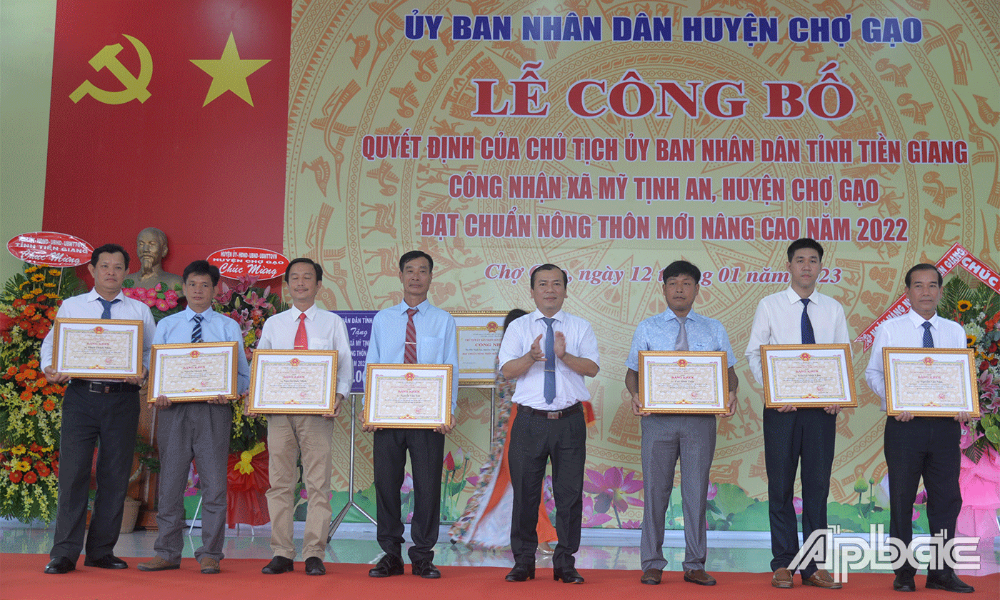 Trao Bằng khen của UBND tỉnh cho các cá nhân có nhiều đóng góp trong xây dựng xã NTM nâng cao Mỹ Tịnh An.