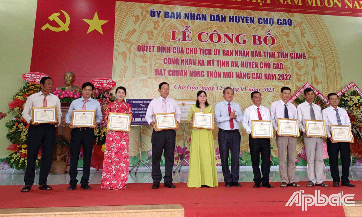 Trao giấy khen của UBND huyện Chợ Gạo cho các tập thể, cá nhân có thành tích.