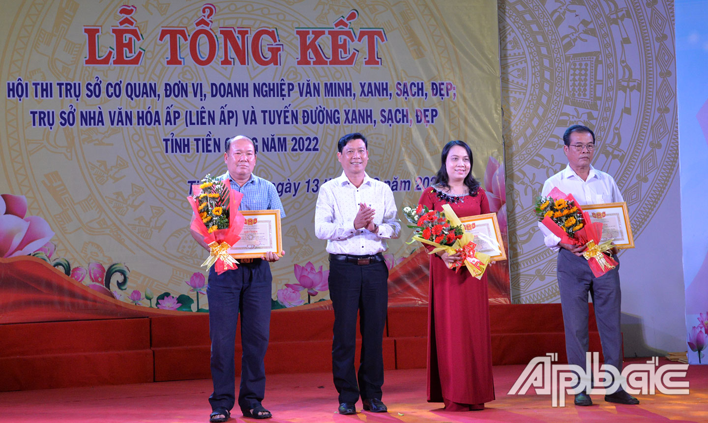 Đại diện lãnh đạo Trường THPT Nguyễn Đình Chiểu (thứ 2 từ phải sang) nhận Giấy khen đoạt  giải Nhất tại Hội thi Trụ sở cơ quan, đơn vị, doanh nghiệp văn minh, xanh, sạch đẹp; Trụ sở  Nhà văn hóa ấp (liên ấp) và Tuyến đường xanh, sạch, đẹp tỉnh Tiền Giang năm 2022.