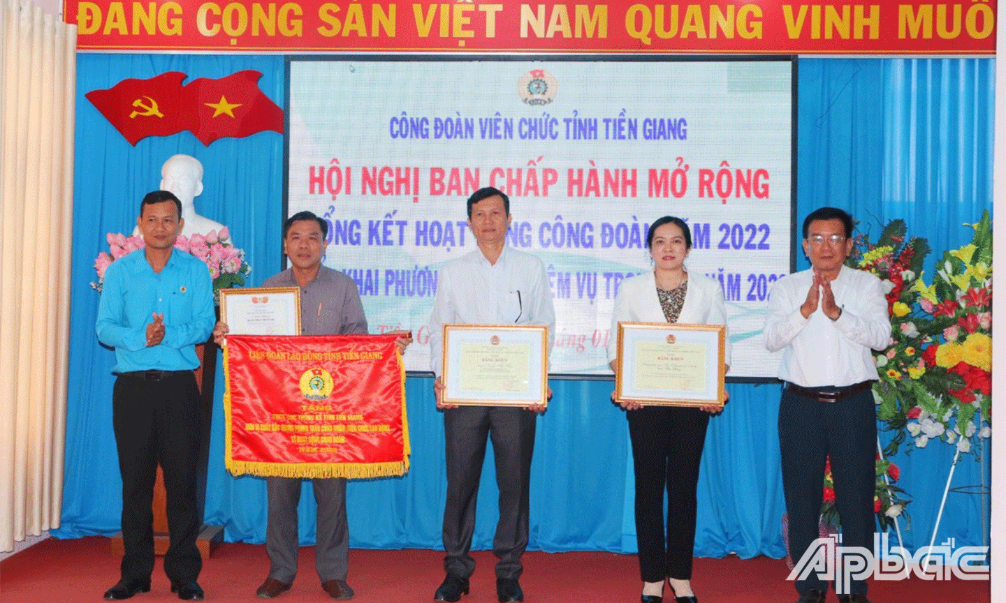 Cờ thi đua của LĐLĐ tỉnh cho CĐCS Cục Thống kê tỉnh, 13 Bằng khen của LĐLĐ tỉnh cho các tập thể, cá nhân có thành tích xuất sắc năm 2022.