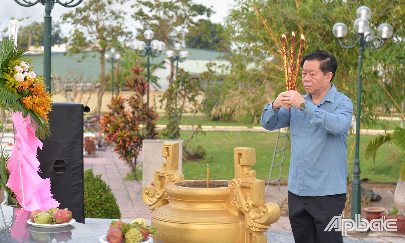 Đồng chí Nguyễn Trọng Nghĩa dâng hương tại Nghĩa trang Liệt sĩ huyện Gò Công Đông - TX. Gò Công.